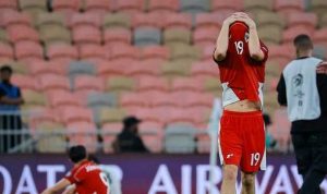 Pemain Timnas Indonesia kecewa berat setelah pertandingan, memegangi kepala