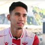 Marselino Ferdinan saat wawancara, mengenakan jersey klub AS Trenčín merah putih dengan logo RS Technology.
