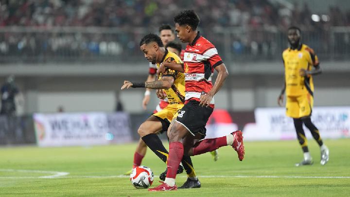 Persija-vs-Madura-United-Duel-Sepakbola-Kemenangan-Jawa-Timur.webp Pemain Persija (seragam merah-putih) berduel dengan pemain Madura United (seragam kuning-hitam) memperebutkan bola di lapangan.
