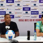 patrick-kluivert-timnas-indonesia-konferensi-pers.jpg Patrick Kluivert dan Jay Idzes kapten Timnas Indonesia di konferensi pers, dengan bola sepak Molten di meja dan spanduk sponsor di latar belakang.
