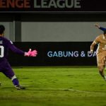 Dewa-United-Kemenangan-Perdana-AFC-Challenge-League-Chinese-Taipei.jpeg Pemain Dewa United (seragam coklat) berupaya mencetak gol di depan gawang yang dijaga kiper (seragam ungu) dari wakil Chinese Taipei.
