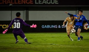 Dewa-United-Kemenangan-Perdana-AFC-Challenge-League-Chinese-Taipei.jpeg Pemain Dewa United (seragam coklat) berupaya mencetak gol di depan gawang yang dijaga kiper (seragam ungu) dari wakil Chinese Taipei.