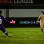 Pemain Dewa United (seragam coklat) berupaya mencetak gol di depan gawang yang dijaga kiper (seragam ungu) dari wakil Chinese Taipei.