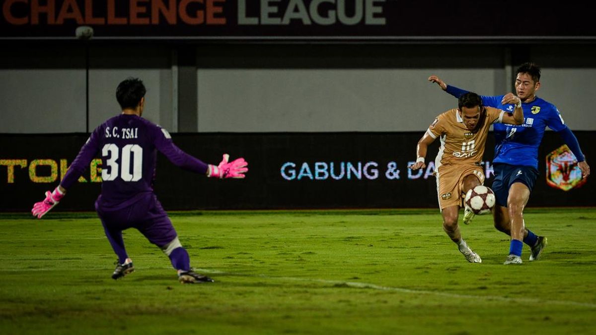 Dewa-United-Kemenangan-Perdana-AFC-Challenge-League-Chinese-Taipei.jpeg Pemain Dewa United (seragam coklat) berupaya mencetak gol di depan gawang yang dijaga kiper (seragam ungu) dari wakil Chinese Taipei.