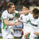 Sassuolo-Pemain-Rayakan-Gol-Jay-Idzes-Cagliari-Bungkam.jpeg Tiga pemain Sassuolo (seragam putih-hijau) merayakan gol atau momen penting dengan ekspresi gembira dan interaksi dekat.