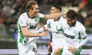 Sassuolo-Pemain-Rayakan-Gol-Jay-Idzes-Cagliari-Bungkam.jpeg Tiga pemain Sassuolo (seragam putih-hijau) merayakan gol atau momen penting dengan ekspresi gembira dan interaksi dekat.