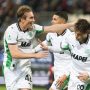 Tiga pemain Sassuolo (seragam putih-hijau) merayakan gol atau momen penting dengan ekspresi gembira dan interaksi dekat.