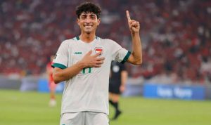 Pemain Irak Ali Jasim merayakan gol dengan menunjuk ke atas
