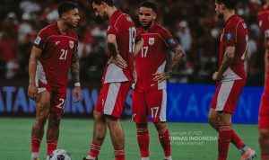 Pemain Timnas Indonesia berkumpul di lapangan dengan wajah kecewa
