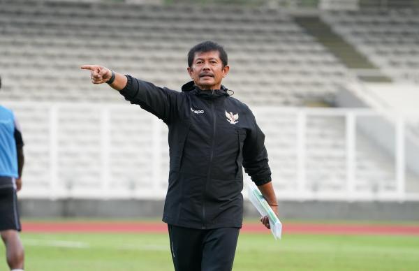 Pelatih Timnas Indonesia U-22, Indra Sjafri, saat memimpin latihan jelang SEA Games 2025