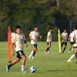 Latihan-Super-Ketat-Timnas-Indonesia-U-17-Dubai-Piala-Dunia.jpeg Pemain Timnas Indonesia U-17 sedang berlatih super ketat di lapangan hijau, fokus mengolah bola di bawah pengawasan staf pelatih.