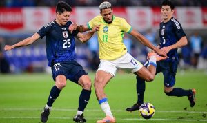 pemain-sepak-bola-jepang-vs-brasil.jpg Pemain Jepang (jersey biru) dan pemain Brasil (jersey kuning) berebut bola dalam pertandingan sepak bola internasional.