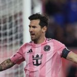 lionel-messi-rekor-fantastis-mls-inter-miami.jpg Lionel Messi mengenakan seragam Inter Miami dengan ban kapten di lengan kiri