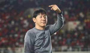 shin-tae-yong-apresiasi-suporter-timnas.jpg Pelatih Shin Tae-yong melambaikan tangan ke arah suporter Timnas Indonesia di stadion, menunjukkan apresiasi.