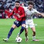 Calvin Verdonk, pemain Lille dengan seragam merah, berduel dengan pemain lawan berseragam putih di lapangan sepak bola.