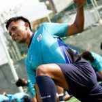 Persiba-Balikpapan-Latihan-Pemanasan-Jelang-Bangkit-Persiku-Kudus.webp Pemain Persiba Balikpapan, mengenakan seragam biru, melakukan pemanasan stretching di lapangan latihan sambil tersenyum.