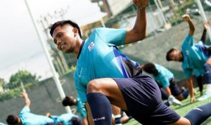 Persiba-Balikpapan-Latihan-Pemanasan-Jelang-Bangkit-Persiku-Kudus.webp Pemain Persiba Balikpapan, mengenakan seragam biru, melakukan pemanasan stretching di lapangan latihan sambil tersenyum.