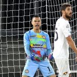 Emil-Audero-Comeback-Clean-Sheet-Cremonese-vs-Genoa.jpg Kiper Emil Audero (seragam warna-warni) berteriak gembira di depan gawang setelah melakukan penyelamatan atau memastikan clean sheet.