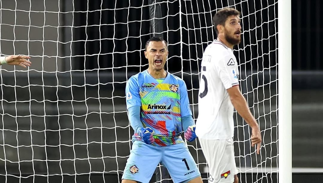 Emil-Audero-Comeback-Clean-Sheet-Cremonese-vs-Genoa.jpg Kiper Emil Audero (seragam warna-warni) berteriak gembira di depan gawang setelah melakukan penyelamatan atau memastikan clean sheet.