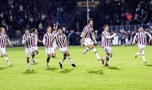 Willem-II-Pesta-Gol-Nathan-Tjoe-A-On-Selebrasi-Kemenangan.jpg Para pemain Willem II (seragam garis merah-putih-biru) berlari merayakan gol dengan ekspresi gembira di lapangan.