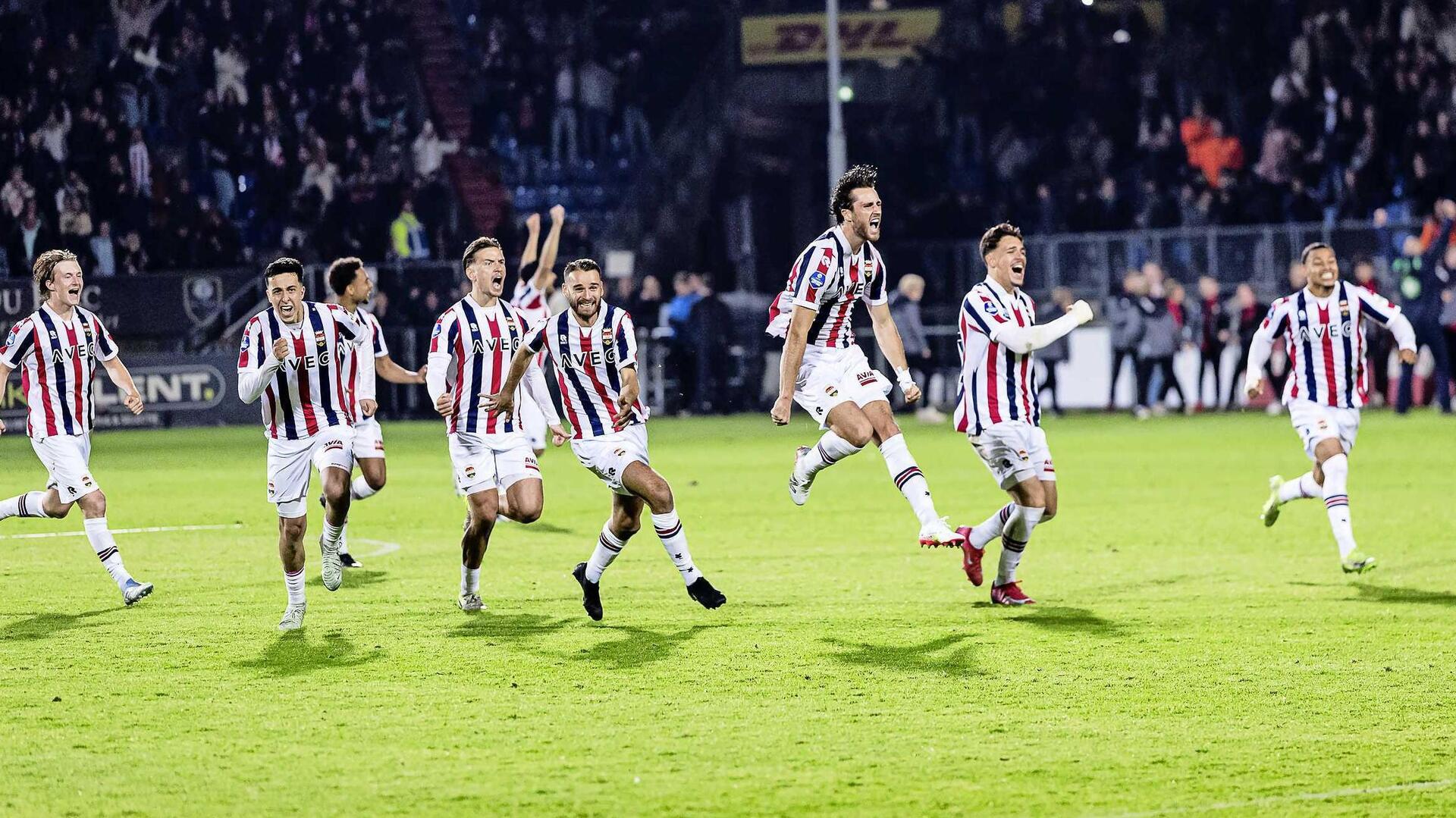 Willem-II-Pesta-Gol-Nathan-Tjoe-A-On-Selebrasi-Kemenangan.jpg Para pemain Willem II (seragam garis merah-putih-biru) berlari merayakan gol dengan ekspresi gembira di lapangan.