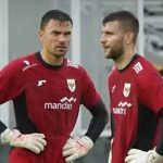 Dua kiper Timnas Indonesia, Maarten Paes dan Emil Audero, saat bersiap menghadapi putaran keempat Kualifikasi Piala Dunia 2026.