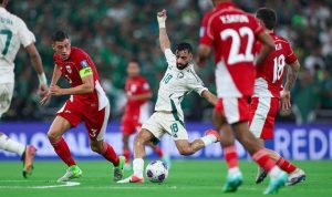 Pemain timnas Indonesia (jersey merah) berusaha merebut bola dari lawan (jersey putih-hijau) dalam pertandingan sepak bola yang intens, menyoroti Fakta Mengejutkan Timnas Indonesia.