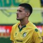 Justin Hubner, mengenakan jersey kuning Fortuna Sittard, di lapangan sepak bola bersama rekan satu timnya.