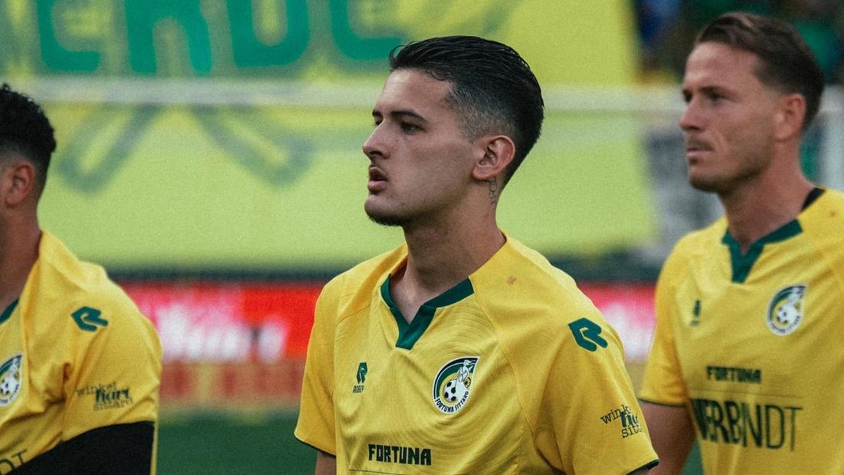 Justin Hubner, mengenakan jersey kuning Fortuna Sittard, di lapangan sepak bola bersama rekan satu timnya.