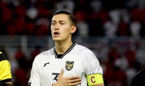 Pemain Timnas Indonesia Jay Idzes berdiri tegak menghormati lagu kebangsaan