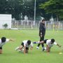 Pelatih Indra Sjafri mengawasi pemain Timnas Indonesia U-22 melakukan latihan fisik di lapangan hijau.