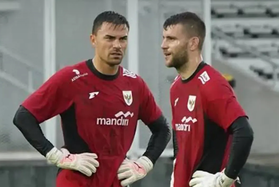 Dua kiper Timnas Indonesia, Maarten Paes dan Emil Audero, saat bersiap menghadapi putaran keempat Kualifikasi Piala Dunia 2026.