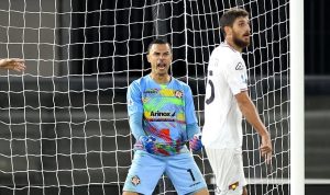 Kiper Emil Audero dengan ekspresi emosional di depan gawang, menunjukkan intensitas pertandingan sepak bola.
