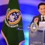 Ketua PSSI Erick Thohir berpidato di podium, diapit bendera Indonesia dan logo PSSI, terkait pencarian pelatih Timnas.