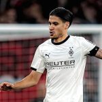 Kevin-Diks-Monchengladbach-Piala-Liga-Jerman-Tak-Tergantikan.jpg Pemain sepak bola Kevin Diks mengenakan seragam putih Monchengladbach, dengan tatapan fokus di lapangan.