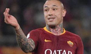Radja-Nainggolan-Penyesalan-Timnas-Indonesia-Respek-Lebih-Besar.jpg Pemain sepak bola Radja Nainggolan (seragam AS Roma) dengan tato di leher dan lengan, memberikan isyarat tangan.