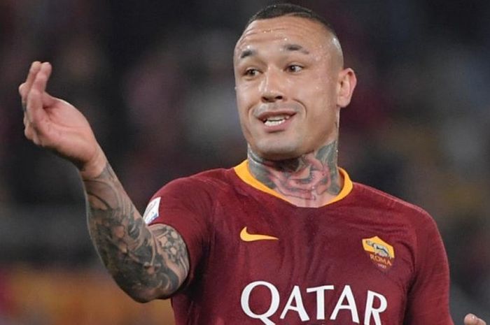 Radja-Nainggolan-Penyesalan-Timnas-Indonesia-Respek-Lebih-Besar.jpg Pemain sepak bola Radja Nainggolan (seragam AS Roma) dengan tato di leher dan lengan, memberikan isyarat tangan.