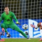 Kiper Barcelona berhasil menepis tendangan pemain PSG dalam laga Liga Champions 2025/2026 di Estadi Olimpic Lluis Companys.