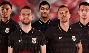 Lima Penjaga Gawang Timnas mengenakan seragam hitam dengan lambang Garuda di dada, berpose dengan latar belakang merah dan putih.