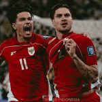 rapor-pemain-indonesia-vs-arab-saudi-selebrasi-gol.jpg Dua pemain Timnas Indonesia berseragam merah merayakan gol dengan ekspresi gembira dan emosional di lapangan sepak bola.