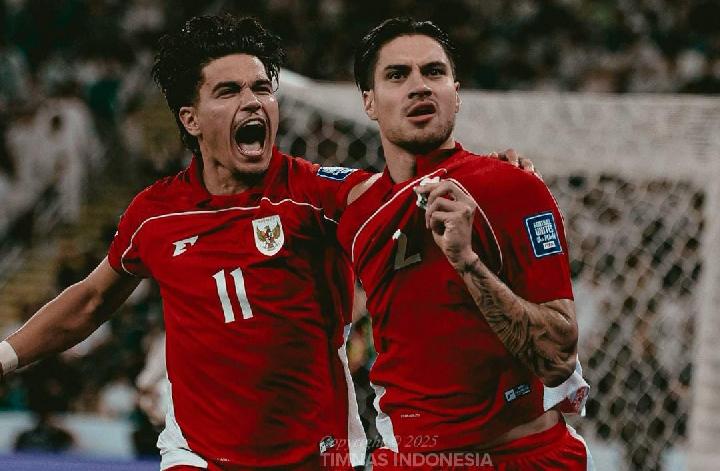 rapor-pemain-indonesia-vs-arab-saudi-selebrasi-gol.jpg Dua pemain Timnas Indonesia berseragam merah merayakan gol dengan ekspresi gembira dan emosional di lapangan sepak bola.