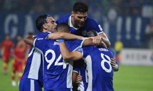 Persib-Bandung-Rayakan-Gol-Liga-Champions-Asia-2-Selangor-FC.webp Pemain Persib Bandung dengan seragam biru merayakan gol bersama di lapangan sepak bola, saling berpelukan erat.