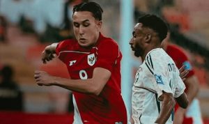 Pemain Indonesia (jersey merah) Witan Sulaeman berduel dengan pemain lawan (jersey putih) dalam jarak dekat, menunjukkan intensitas skuad Indonesia.