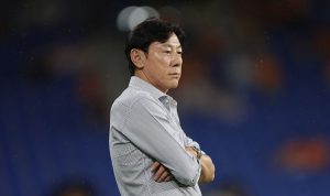 Pelatih Shin Tae-yong sedang merenung di pinggir lapangan