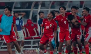 Pemain Timnas Indonesia (jersey merah-putih) merayakan gol atau kemenangan, menunjukkan semangat juang tim untuk SEA Games.