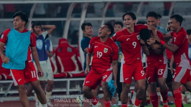 Pemain Timnas Indonesia (jersey merah-putih) merayakan gol atau kemenangan, menunjukkan semangat juang tim untuk SEA Games.