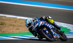 Arai-Agaska-World-Supersport-300-Jerez-Poin-Improvement.webp Arai Agaska, pembalap World Supersport 300, sedang menikung tajam dengan motor balap Yamaha biru di sirkuit Jerez.