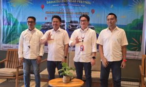 Daihatsu-DAIFEST-2025-Promo-Akhir-Tahun-Grand-Prize-9-Mobil.webp DAIFEST 2025: Empat eksekutif Daihatsu berdiri di depan spanduk promo "DAIHATSU END YEAR FESTIVAL" yang menampilkan hadiah utama 9 mobil.