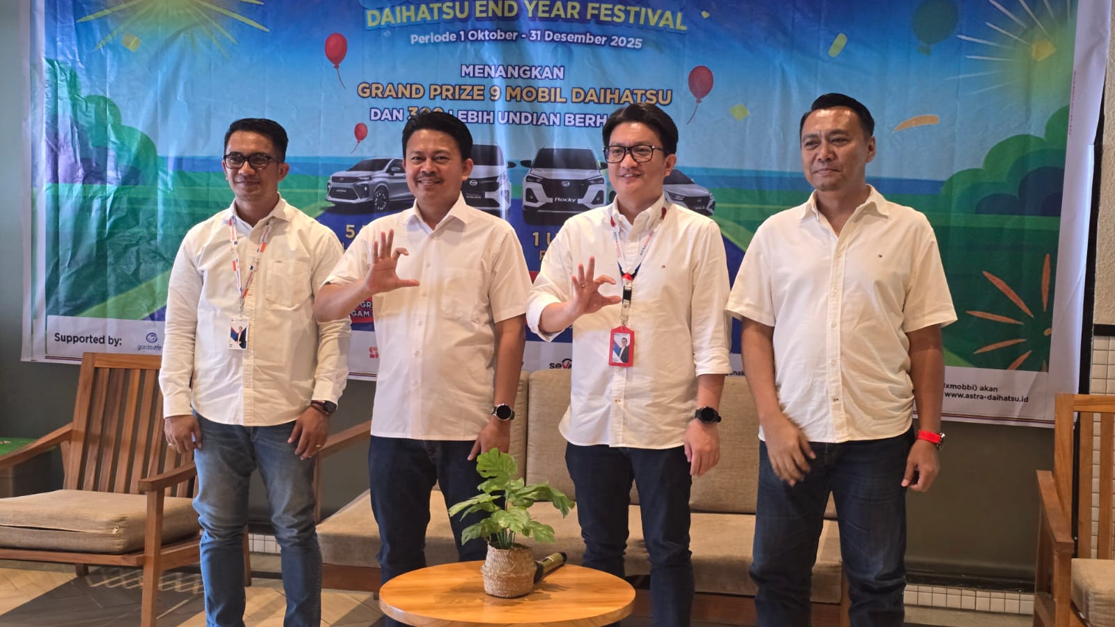 Daihatsu-DAIFEST-2025-Promo-Akhir-Tahun-Grand-Prize-9-Mobil.webp DAIFEST 2025: Empat eksekutif Daihatsu berdiri di depan spanduk promo "DAIHATSU END YEAR FESTIVAL" yang menampilkan hadiah utama 9 mobil.