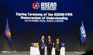 Signing-Ceremony-ASEAN-FIFA-MoU-Kuala-Lumpur-PSSI-Respons.webp Upacara penandatanganan Memorandum of Understanding (MoU) antara ASEAN dan FIFA di Kuala Lumpur, menampilkan tiga tokoh penting di panggung.
